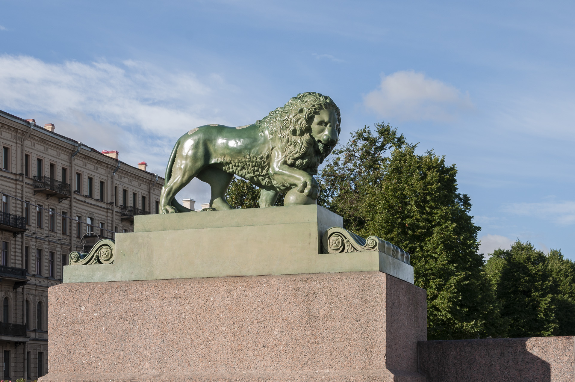 Скульптура Льва на Адмиралтейской набережной