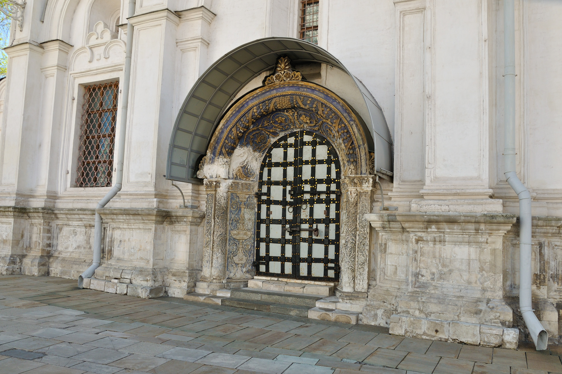 Крыльцо перед храмом православный. Портал Архангельского собора в Кремле.