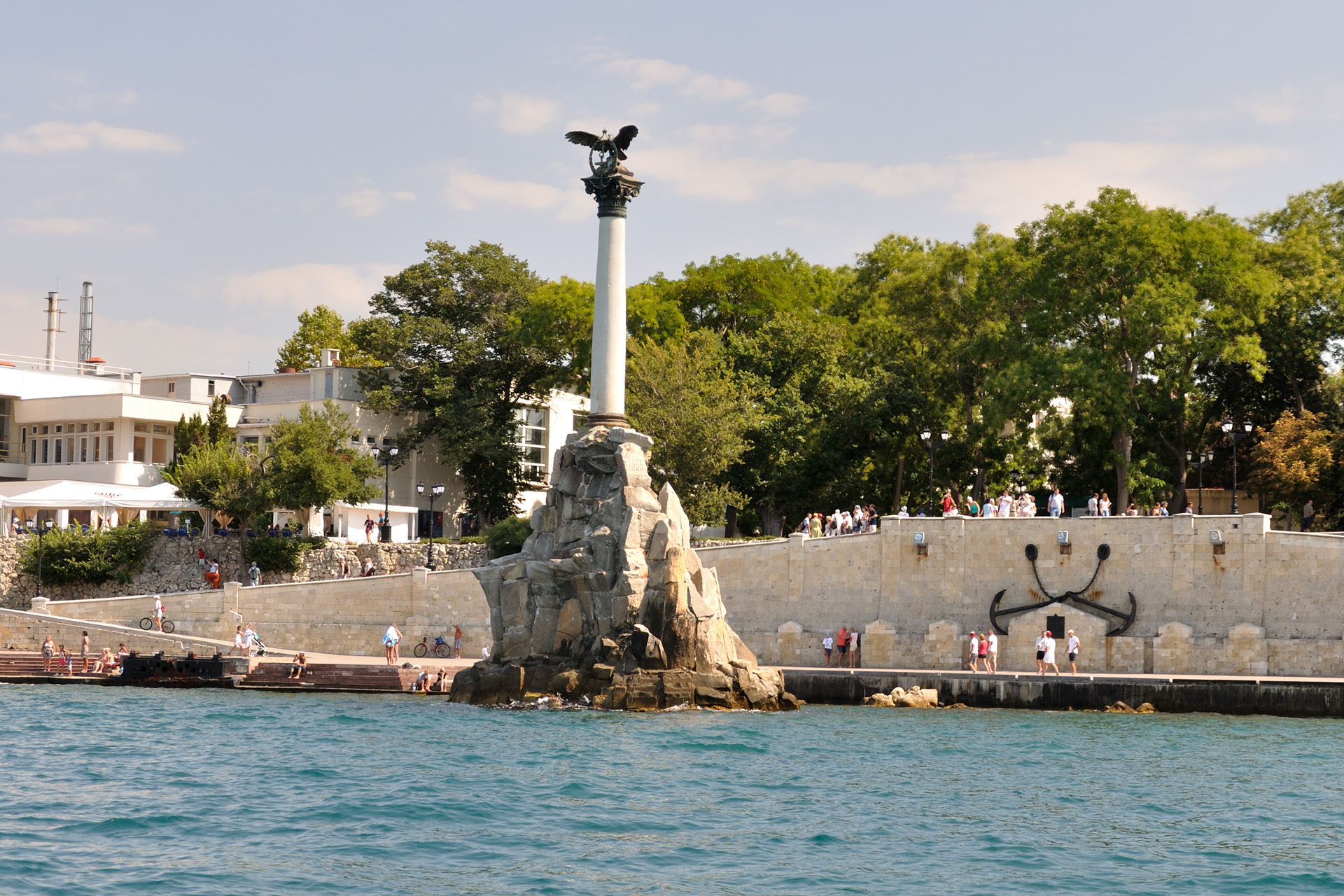 Памятник затопленный корабль в Севастополе