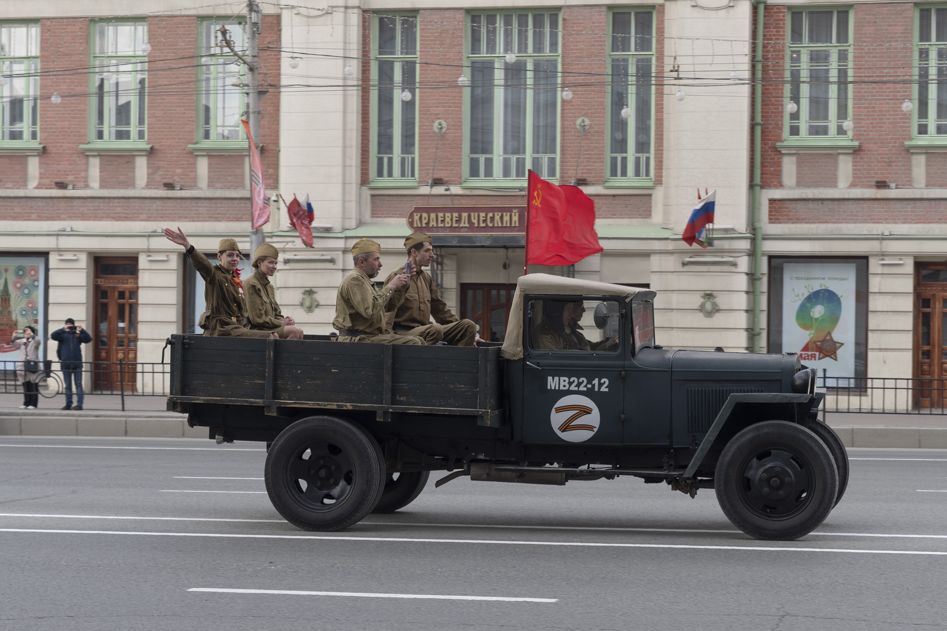 Когда 9 мая стал выходным. Парад Победы Новосибирск. Ретротехника парад Новосибирск. Парад 9 мая Новосибирск. Сталин ретротехника Новосибирск.