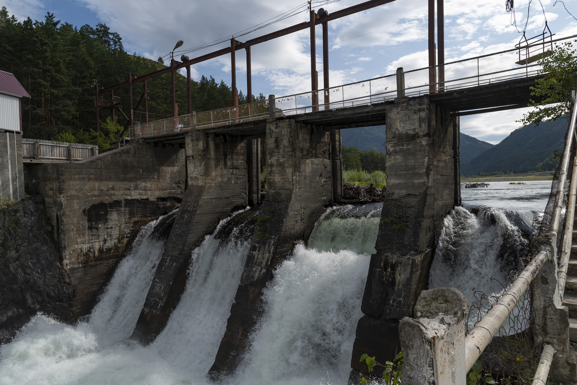 Чемальская ГЭС горный Алтай в 2015