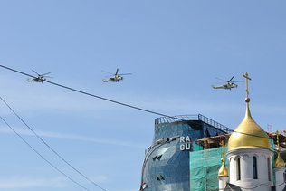 Боевые вертолеты над Красным проспектом