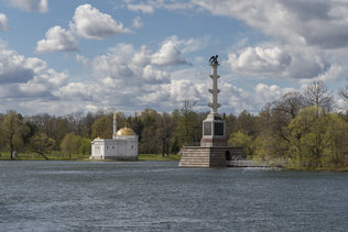 Чесменская колонна в Екатерининском парке в Пушкине
