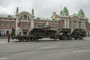 Танк Т-34 на репетиции парада Победы в Новосибирске