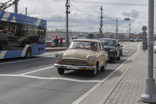 Советские автомобили на улицах Санкт-Петербурга