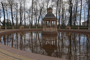 Менажерийный пруд с беседкой в Летнем саду в Санкт-Петербурге