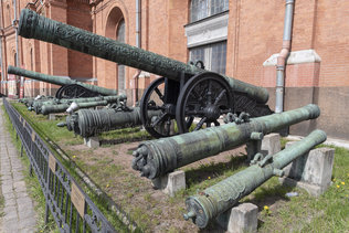 Старинные пушки в Военно-историческом музее артиллерии в Петербурге