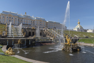 Запущены фонтаны Большого каскада в Петергофе