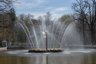 Фонтан "Солнце" в Нижнем парке Петергофа