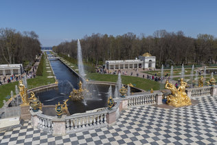 Вид на Морской канал с терассы Большого Петергофского дворца