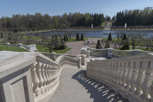 Лестница в сад Венеры в Нижнем парке Петергофа