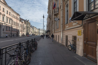 Утро на улице Миллионной в Санкт-Петербурге