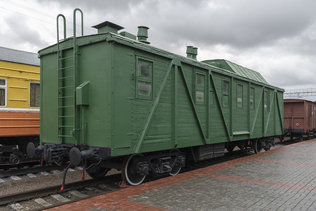 Старый деревянный четырехосный вагон в музее Акулинина