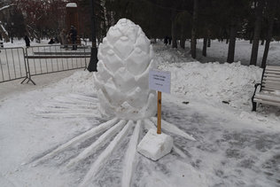 Снежная скульптура "Дары сосны сибирской"