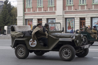 Военные ретроавтомобили на репетиции Парада Победы в Новосибирске