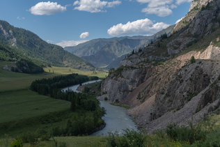 Течёт река Чуя в Горном Алтае