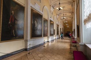 Картины в коридорах Эрмитажа