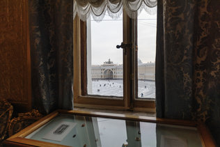 Вид из окна Эрмитажа на Дворцовую площадь