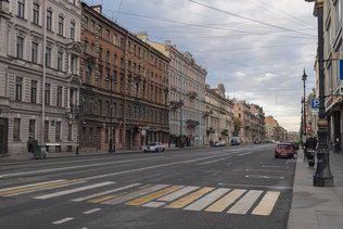 Раннее утро на улице Марата в Санкт-Петербурге
