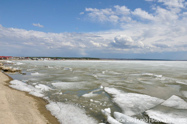 Майский лёд на дамбе новосибирской ГЭС
