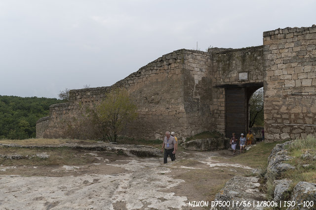 Ворота Биюк-Капу (Большие ворота) в восточной стене Чуфут-Кале