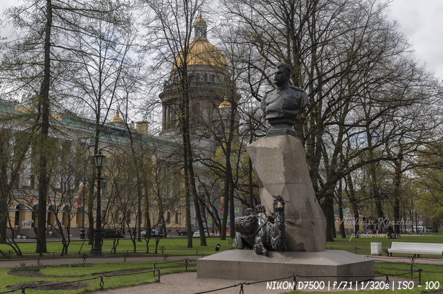 Памятник Николаю Михайловичу Пржевальскому в Александровском саду в Санкт-Петербурге