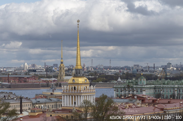 Шпили Санкт-Петербурга с колоннады Исакиевского собора