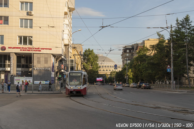 Вечерний трамвай на улице Мичурина в Новосибирске