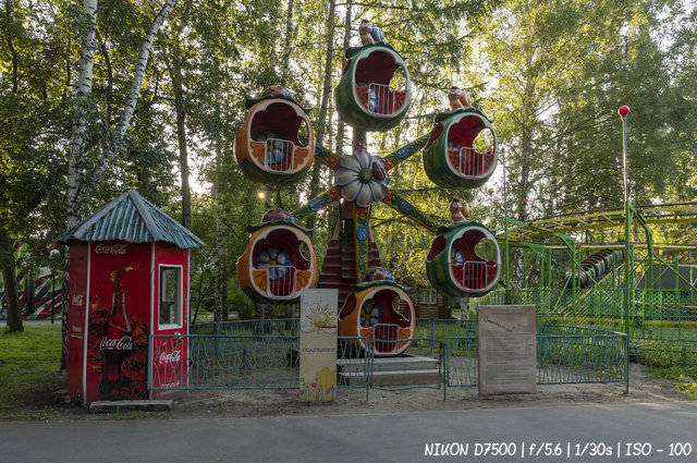 Карусели в центральном парке Новосибирска