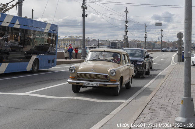 Советские автомобили на улицах Санкт-Петербурга