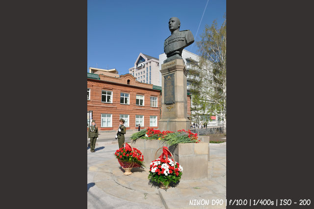 Почетный караул у памятника Александру Покрышкину на День Победы