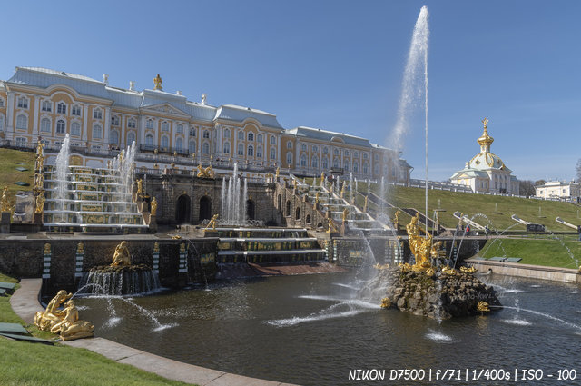 Запущены фонтаны Большого каскада в Петергофе