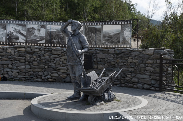 Памятник трудовому подвигу строителей Чуйского тракта на вершине перевала Чике-Таман