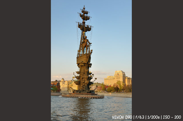 Памятник "В ознаменование 300-летия российского флота"