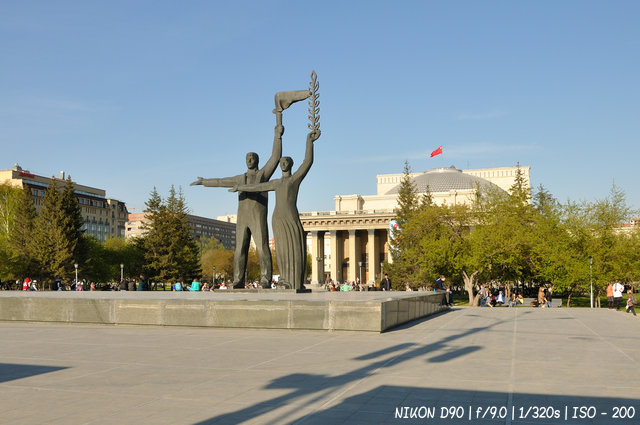 Красный флаг над оперным театром в Новосибирске