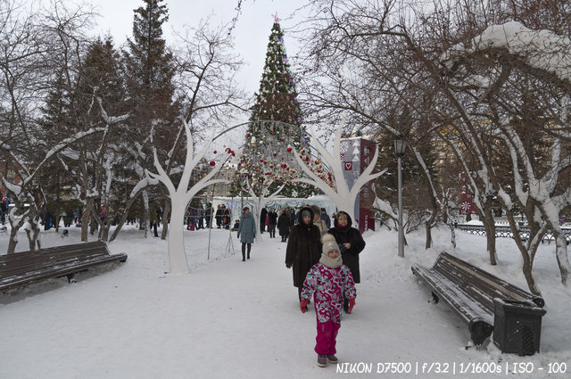 Новогодняя ёлка на площади Ленина в Новосибирске