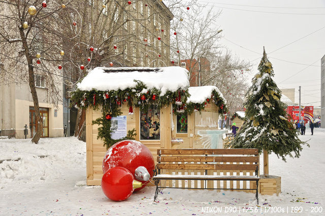 Новогодние игрушки на улице Ленина