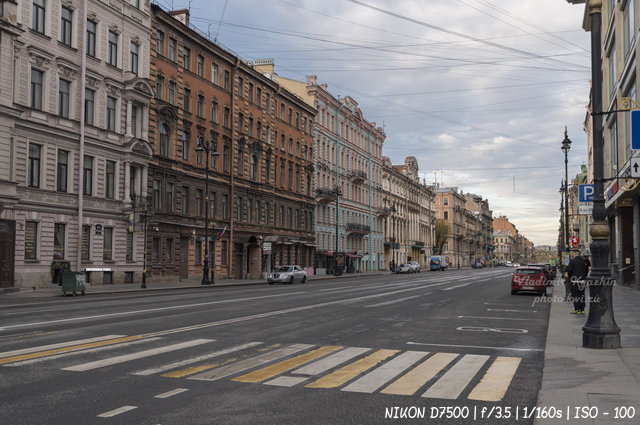 Раннее утро на улице Марата в Санкт-Петербурге