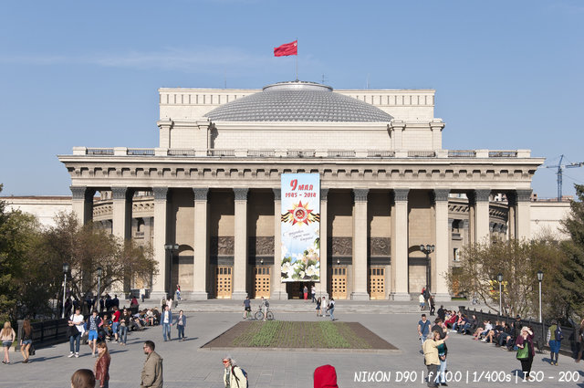 Красное знамя победы над оперным театром Новосибирска